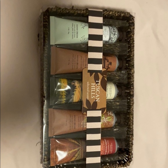Lotion set with basket - Picture 1 of 8
